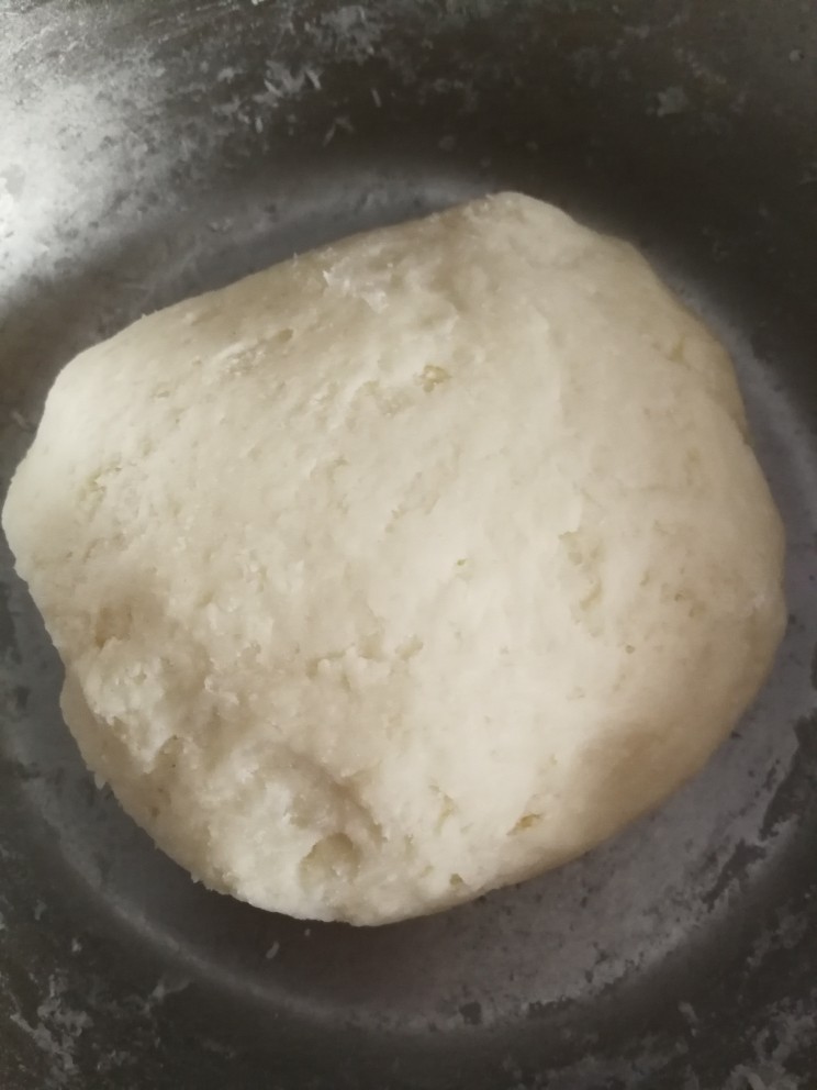 烫面韭菜盒子,用开水和好面团让它醒一会这个时间去做馅,记得盖盖子或保鲜膜。(因为是开水所以要注意安全,先用筷子搅拌稍微有点儿凉了再用手去活面)