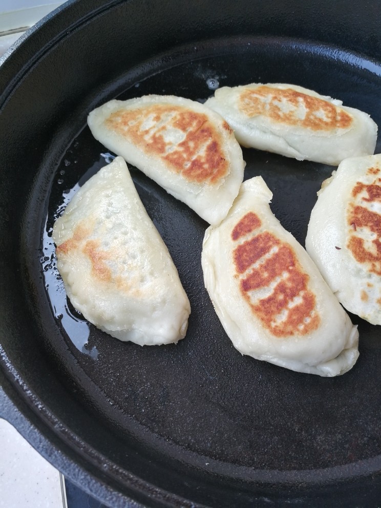 烫面韭菜盒子,烙至两面，金黄即可