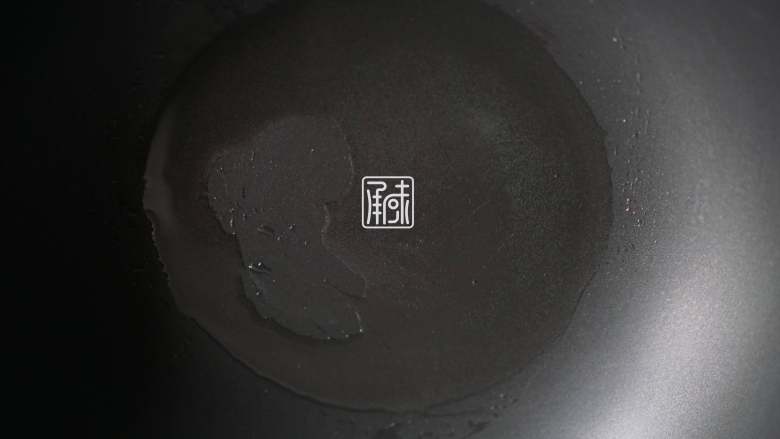 承味莳萝 清酒 蒸蛤蜊,这才是深夜食堂的标配吧。,热锅起油,少油,目的仅仅是不糊锅就好。也是为了让锅子中有较高的温度。