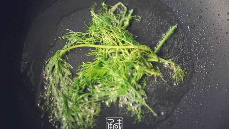 承味莳萝 清酒 蒸蛤蜊,这才是深夜食堂的标配吧。, 放入莳萝。
高温的目的有两个。第一是让莳萝的味道快速出来,另外一个是锁住蛤蜊的鲜味。