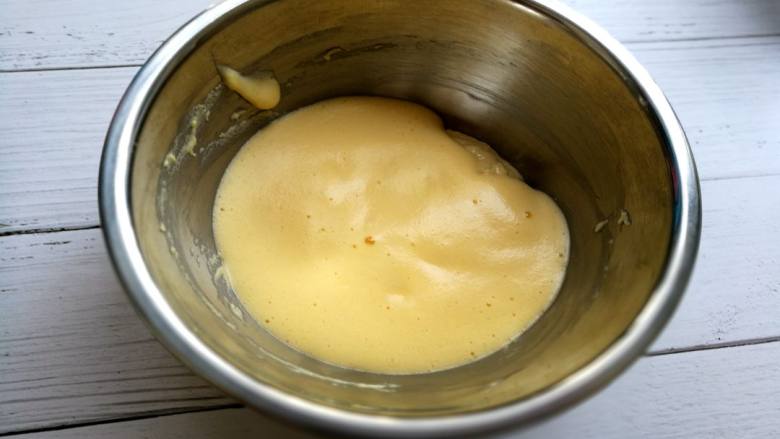 玉米松饼, 用电动打蛋器打发到蓬松发白,提起打蛋器滴落时纹路不易消失即可