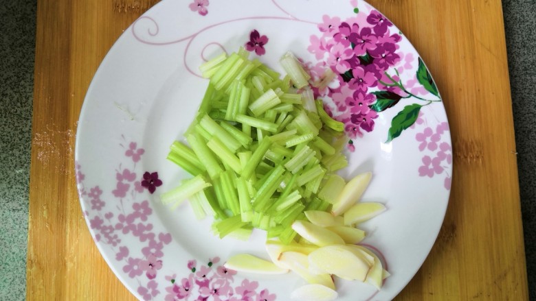 芹菜炒香干,<a style='color:red;display:inline-block;' href='/shicai/ 125'>芹菜</a>蒜洗干净切好，多洗几遍。