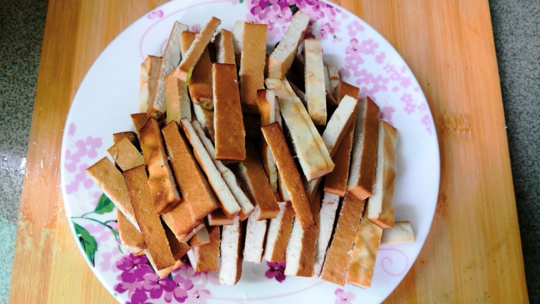 芹菜炒香干,<a style='color:red;display:inline-block;' href='/shicai/ 473'>香干</a>切长块，一块一块切不要偷懒这样比较好看。