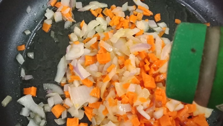 裙边蛋包饭,然后加入胡椒粉和盐,继续炒一会,