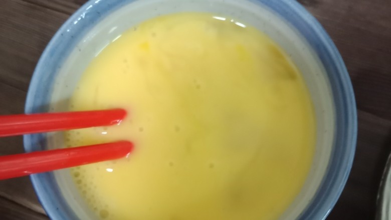 裙边蛋包饭,接下就开始做裙边蛋了,先把<a style='color:red;display:inline-block;' href='/shicai/ 9'>鸡蛋</a>搅打均匀