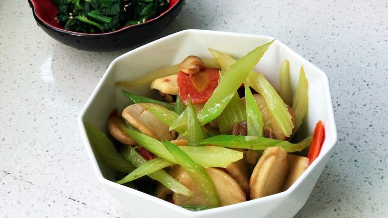 快手营养早餐19,杏鲍菇西芹胡萝卜小炒完成;