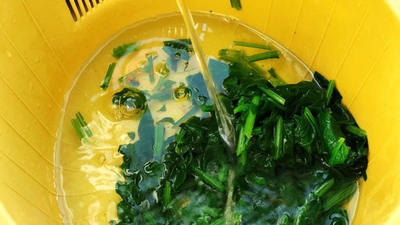 快手营养早餐19,捞出菠菜过凉水(纯净水)冷却,挤出水分;