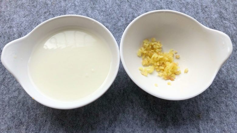 咸蛋黄豆腐羹,淀粉加点水调成水淀粉,姜切末
