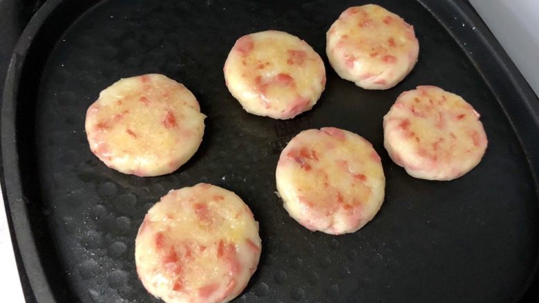 沙茶火腿香葱土豆饼,一面煎至金黄色后,翻面。