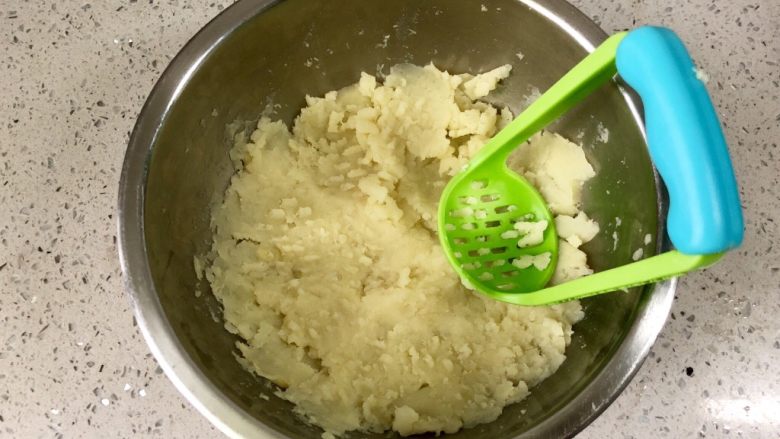沙茶火腿香葱土豆饼,把土豆放凉水冲一下,剥掉皮,然后碾成土豆泥。