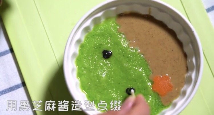 清爽解暑米粉,最后用黑<a style='color:red;display:inline-block;' href='/shicai/ 701'>芝麻酱</a>,胡萝卜🥕块印制成小花装饰