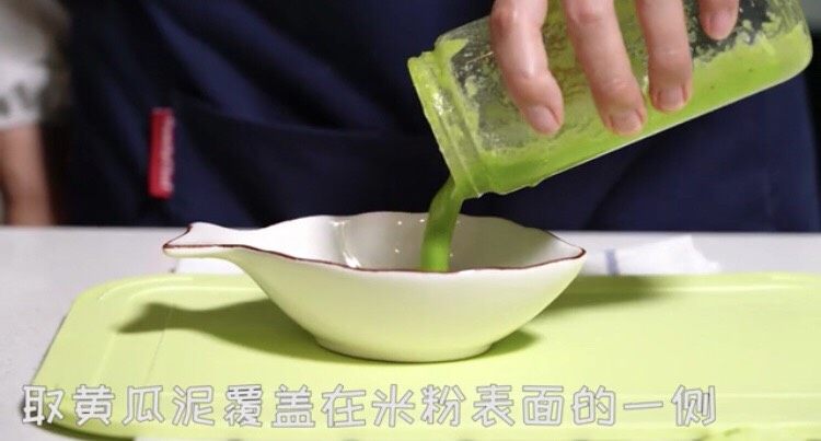 清爽解暑米粉,黄瓜🥒泥覆盖在米粉表面的一侧