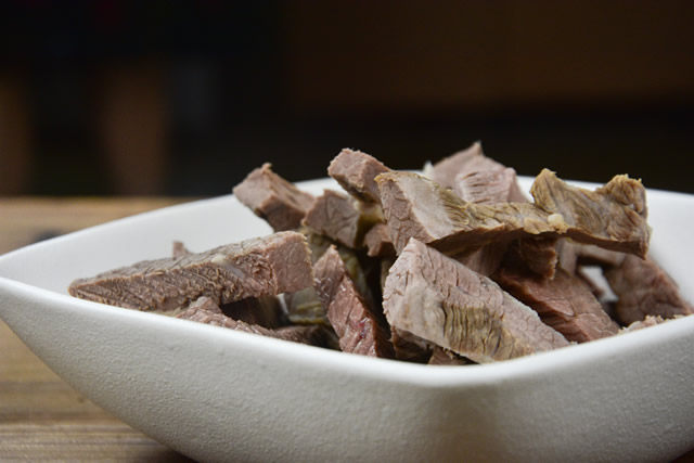 麻辣牛肉干,捞出牛肉切条,沥干水分;