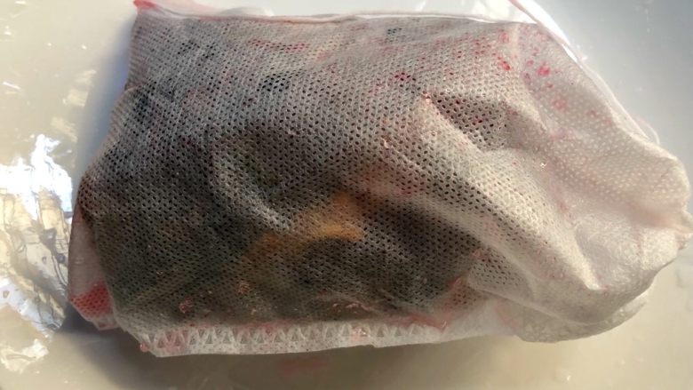 酸梅汤,浸泡好以后,把全部料放入茶包里,打好结