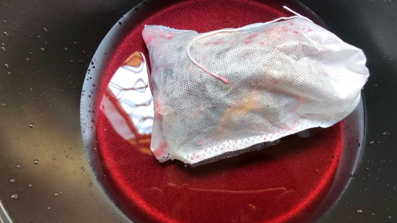 酸梅汤,把茶包放入无水无油的锅里,把浸泡的水一起也一起倒入锅里