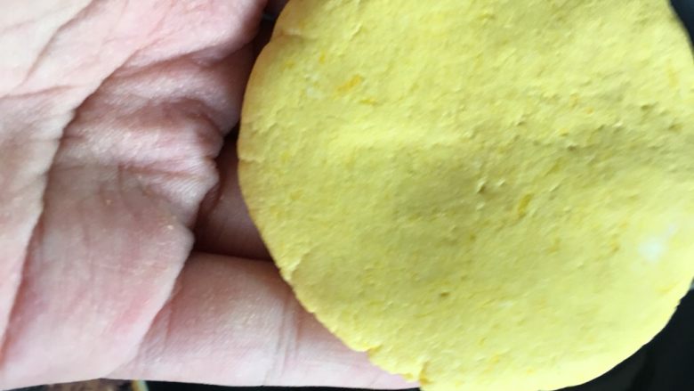 南瓜糯米饼(超简单),拍成均匀的面饼状
