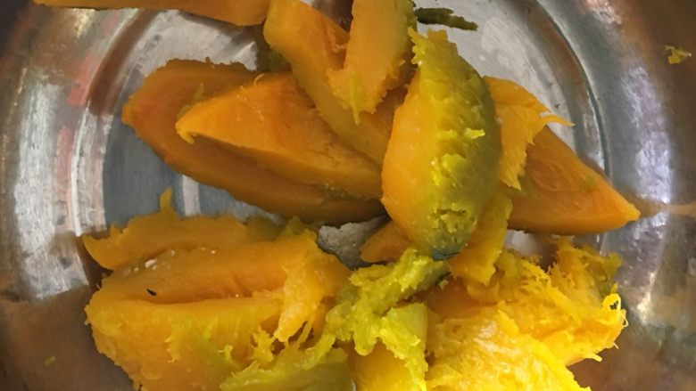 南瓜糯米饼(超简单),南瓜蒸熟去皮