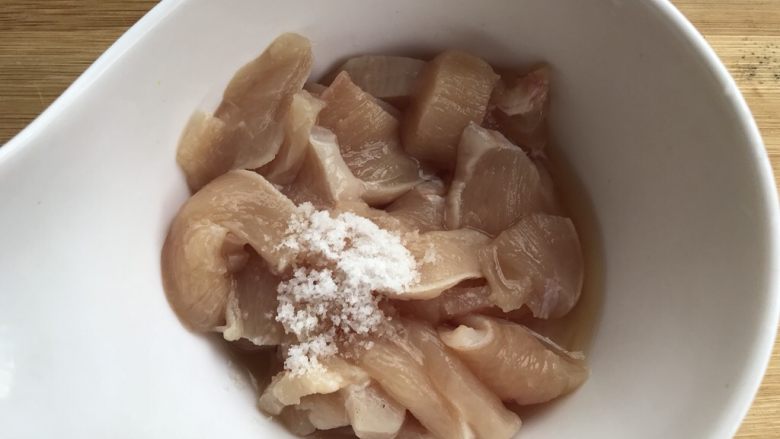 新手菜谱,黑木耳蒸嫩鸡胸,加入盐,按自己的口味从少加入,全部调味后,试味不够咸再加盐。