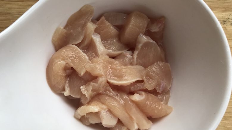 新手菜谱,黑木耳蒸嫩鸡胸,鸡胸肉按纹路切片,大概1cm的厚度。