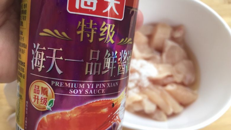 新手菜谱,黑木耳蒸嫩鸡胸,加入<a style='color:red;display:inline-block;' href='/shicai/ 788'>生抽</a>。