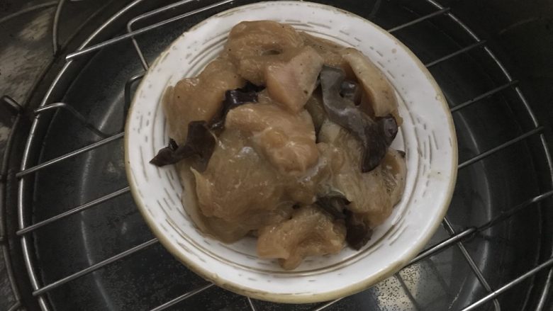 新手菜谱,黑木耳蒸嫩鸡胸,大火,蒸锅上汽后,放入鸡胸,盖上盖子蒸5-7的分钟,关火焖5分钟。