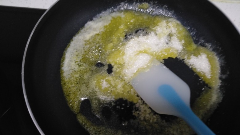 儿时小零食~江米球,倒入白糖,小火将白糖融化。