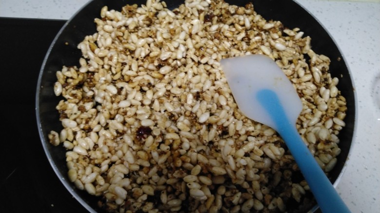 儿时小零食~江米球,倒入<a style='color:red;display:inline-block;' href='/shicai/ 109174'>蔓越莓干</a>搅拌均匀,关火。