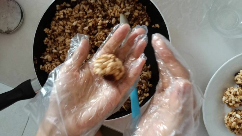 儿时小零食~江米球,不烫手时,带上一次性手套,在手心握、压、揉成圆球。