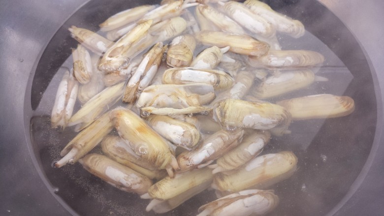 蚝油炒蛏子,然后锅里烧水,把蛏子放进水里焯一下。