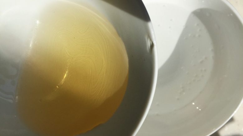 火龙果樱花慕斯,熔化的吉利丁倒入雪碧中,搅拌均匀