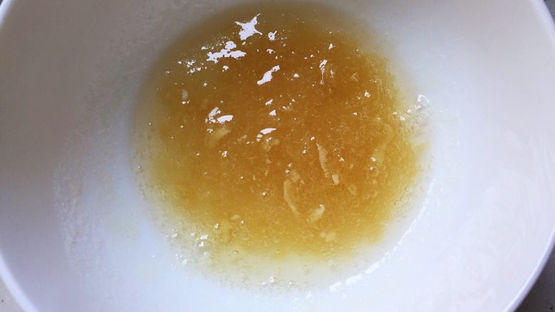 火龙果樱花慕斯,10g吉利丁粉(粉和片的使用方法是一样的)冷水浸泡5分钟