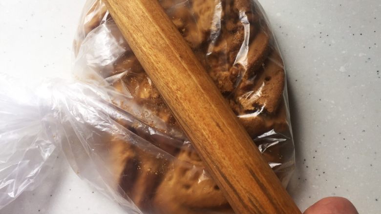 火龙果樱花慕斯,消化饼干放保鲜袋中,用擀面杖敲碎,越碎越好