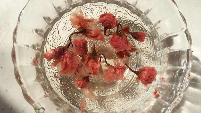 火龙果樱花慕斯,樱花提前一会浸泡,如果是咸的,可以换几次水,尽量去掉点盐分