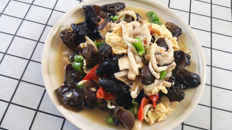 菌菇炒蛋,这道菜虽然简单,但是营养丰富
口感极好(✪▽✪)
