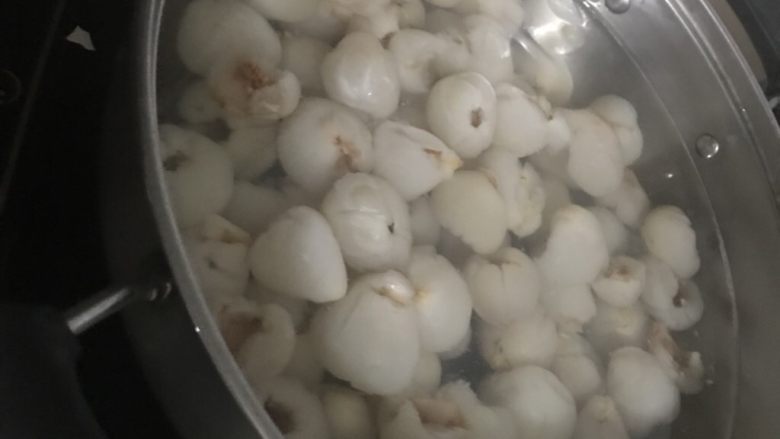 自制荔枝罐头,加入适量的水、水开了加冰糖、看个人喜好哦、喜欢多的就多加一点冰糖、然后再放入荔枝肉!
