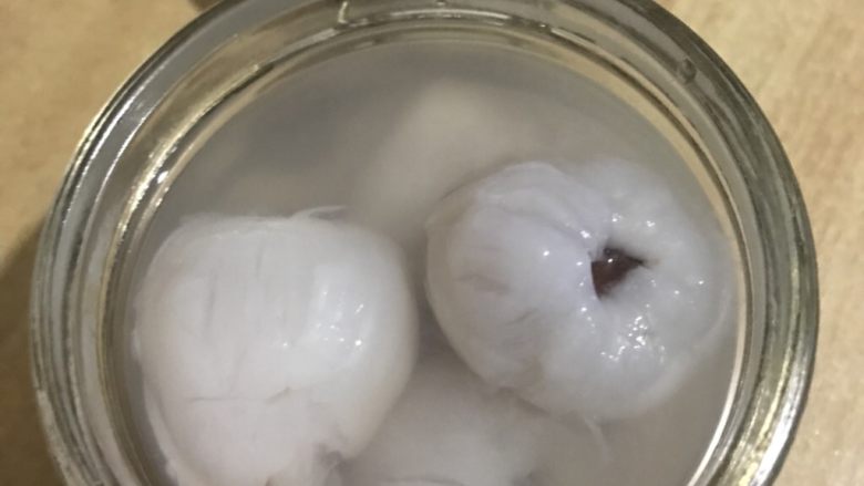 自制荔枝罐头,最后放入冰箱、冰镇之后口味更佳!建议一周内使用完哦!真的好优秀呀嘻嘻嘻