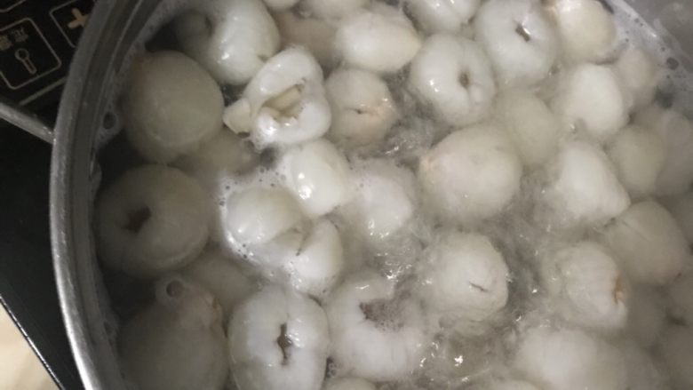 自制荔枝罐头,等水再次沸腾、荔枝肉都浮起来了、就可以关火了哦!然后放凉!再装入容器中!