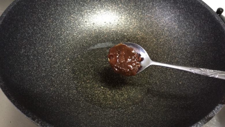 金针菇炖豆腐,锅里的继续加热,加入一勺<a style='color:red;display:inline-block;' href='/shicai/ 4510'>黄豆酱</a>