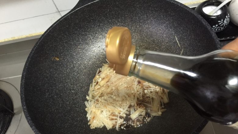 金针菇炖豆腐,加入1勺生抽,再加入适量清水煮开。