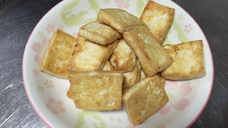 金针菇炖豆腐,乘出备用