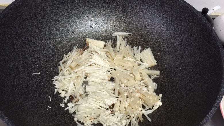 金针菇炖豆腐,再倒入切成小段的<a style='color:red;display:inline-block;' href='/shicai/ 234'>金针菇</a>翻炒
