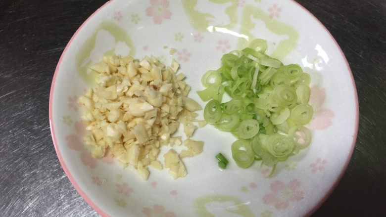 金针菇炖豆腐,<a style='color:red;display:inline-block;' href='/shicai/ 2794'>大蒜</a>，<a style='color:red;display:inline-block;' href='/shicai/ 3250'>葱</a>切碎备用。