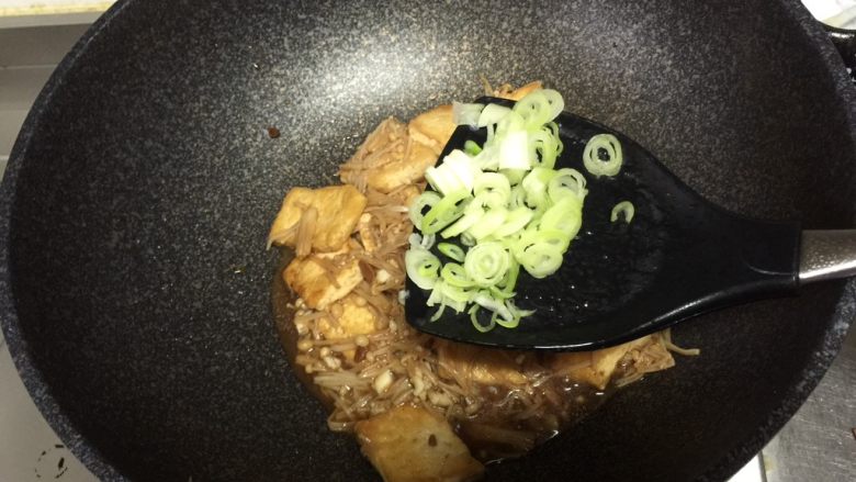 金针菇炖豆腐,加入葱花