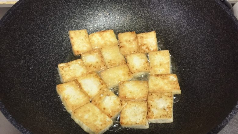 金针菇炖豆腐,煎至两面金黄