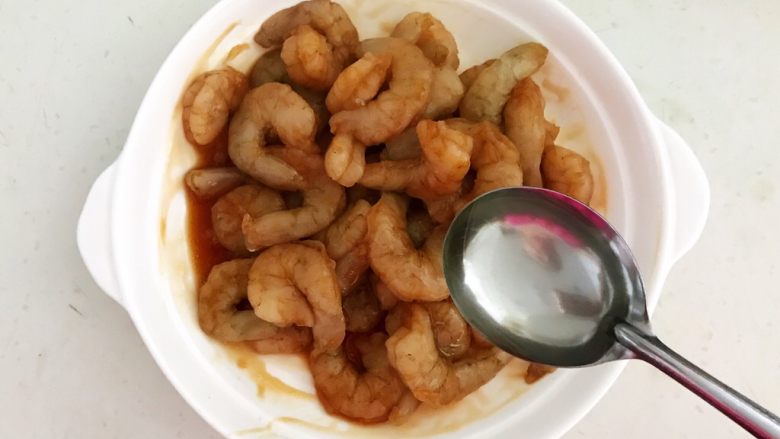 烤香辣串串虾,加入1勺大豆色拉油,封味