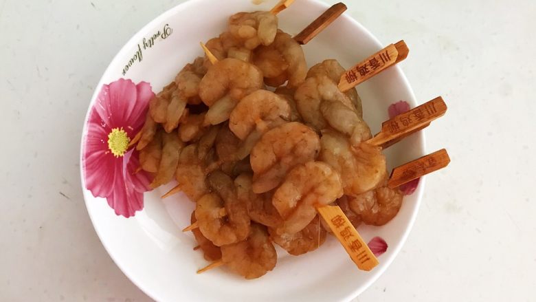 烤香辣串串虾,把腌制入味的虾仁用竹签穿起来,每个竹签子穿4个虾仁