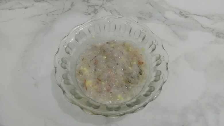 荔枝酿虾仁,然后搅拌均匀,腌制十分钟