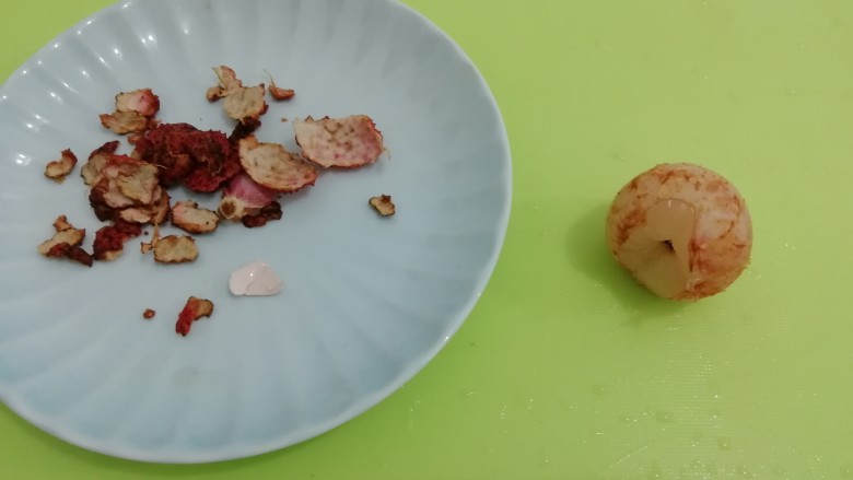 荔枝酿虾仁,洗洗干净,把外面的硬皮去掉