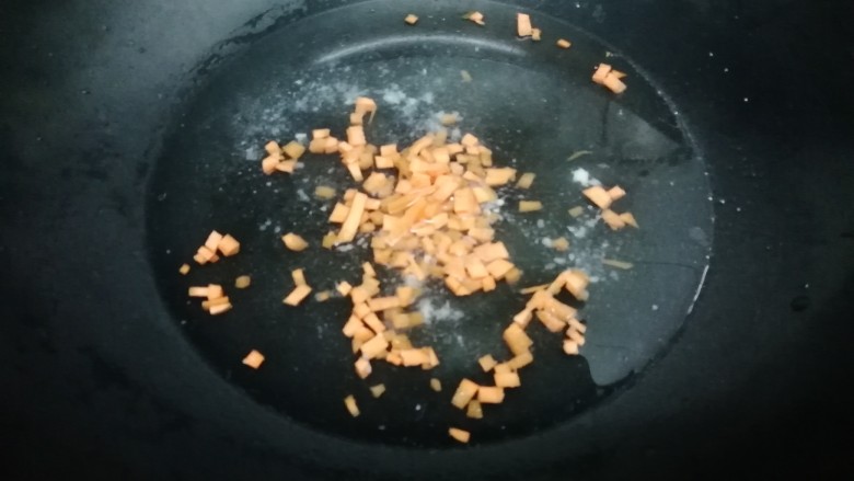 荔枝酿虾仁,把蒸荔枝的汤汁倒入锅中,在加入一碗水,然后把胡萝卜丁倒入,大火烧开