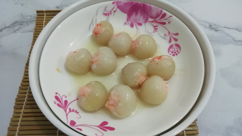 荔枝酿虾仁,即可取出,不要把里面的汤汁倒掉